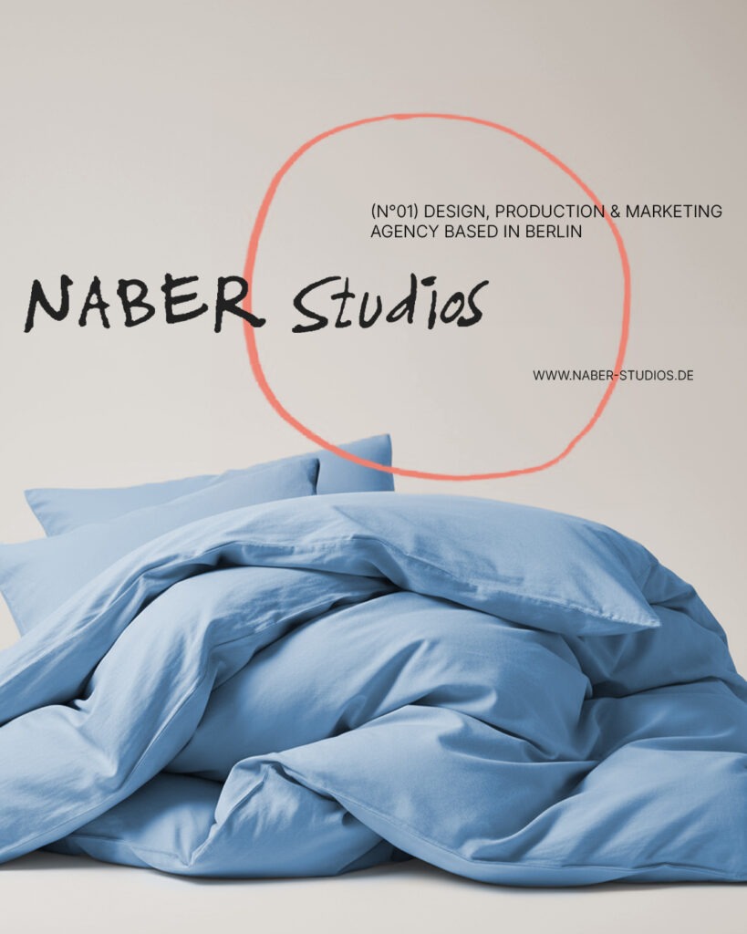 Detailaufnahme von blauer Bettwäsche aus Leinen, drapiert auf einem Bett aus hellem Holz mit natürlicher Lichtstimmung.