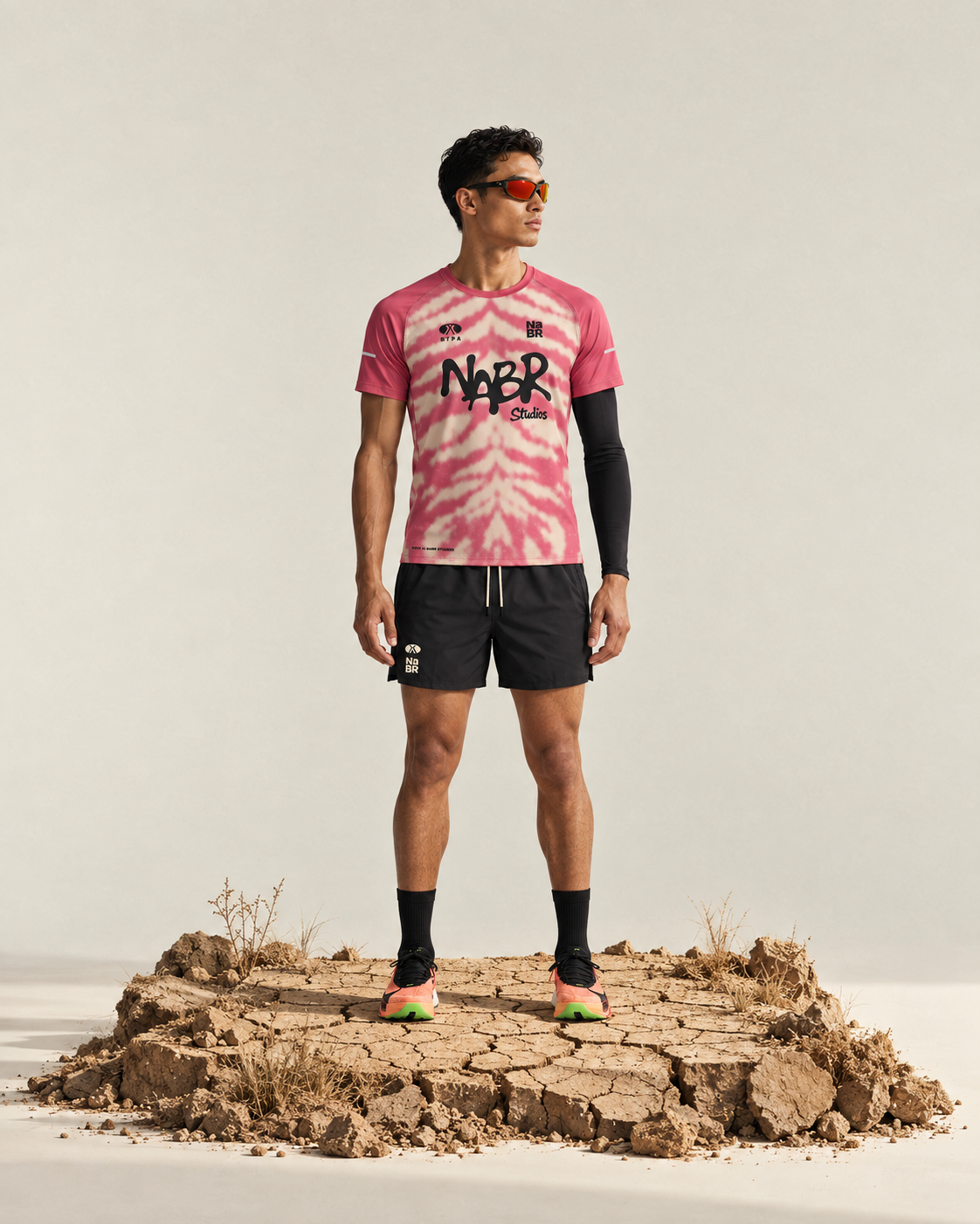 Running Brand gründen – Läufer im pink-cremefarbenen Laufshirt mit Tigerstreifen-Print von NABR Studios auf rissiger Erde