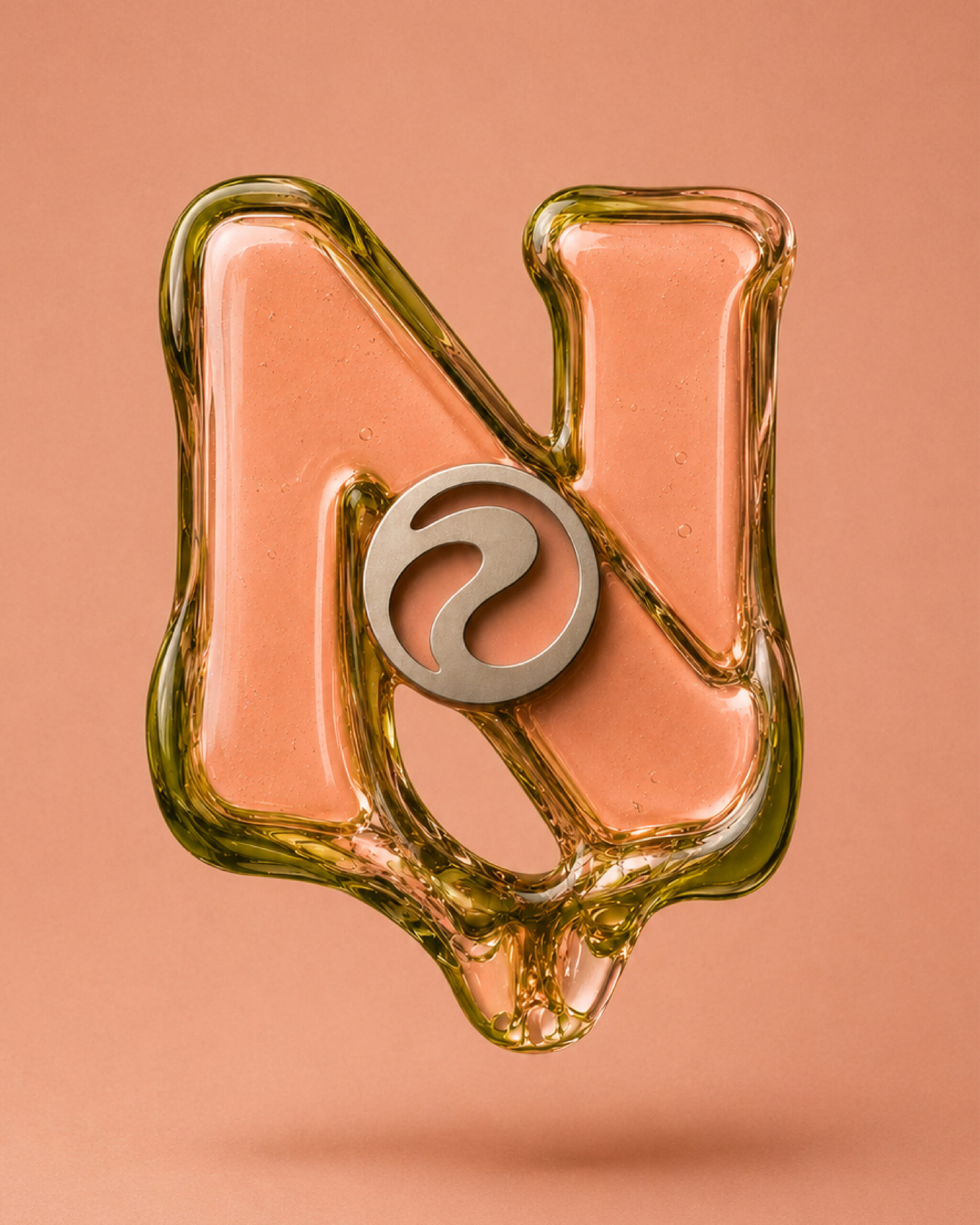 Logo-System: 3D-Monogramm N von NABR Studios in glänzendem Gel mit Metallemblem auf Pfirsich-Hintergrund